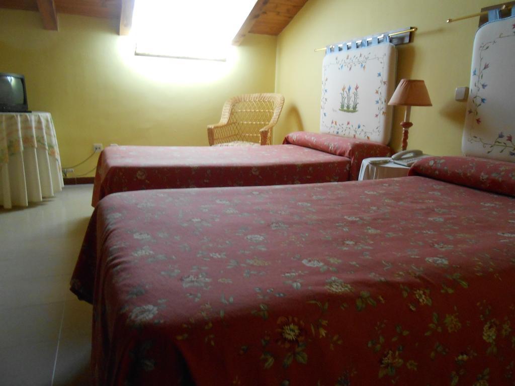 Hostal Burgos Torrecaballeros Quarto foto