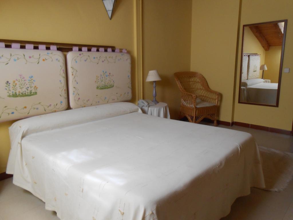 Hostal Burgos Torrecaballeros Quarto foto